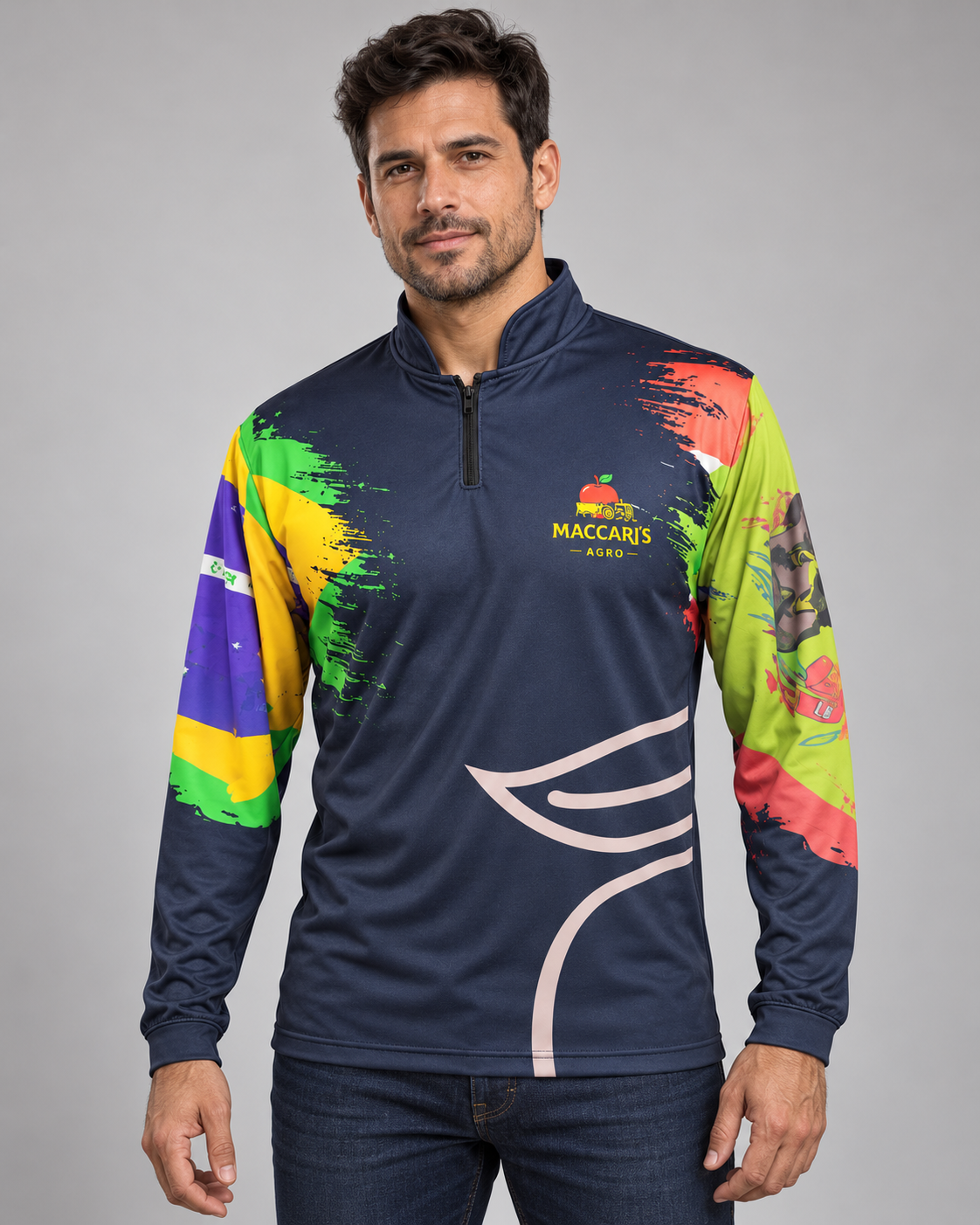 Modelo vestindo camisa azul-marinho personalizada Maccari’s Agro, com gola padre e zíper